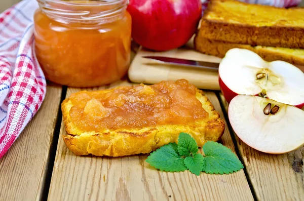 Pan con mermelada de manzana y manzanas a bordo — Foto de Stock