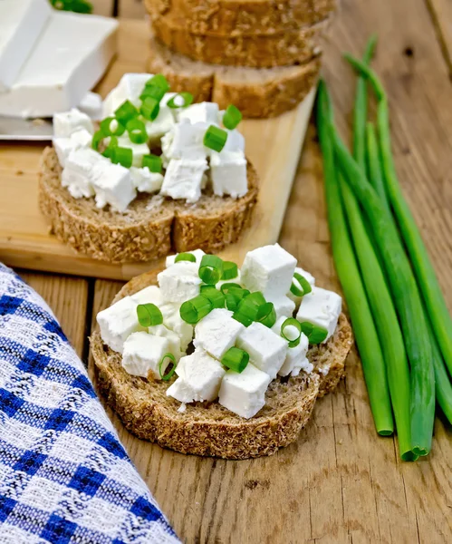 Хлеб с фета и зеленый лук — стоковое фото