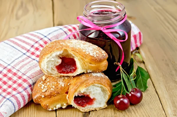 Bun with cherry jam and berries on board — Stock Photo, Image