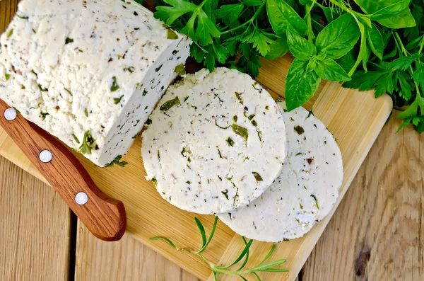 Kaas zelfgemaakte met kruiden en mes aan boord — Stockfoto