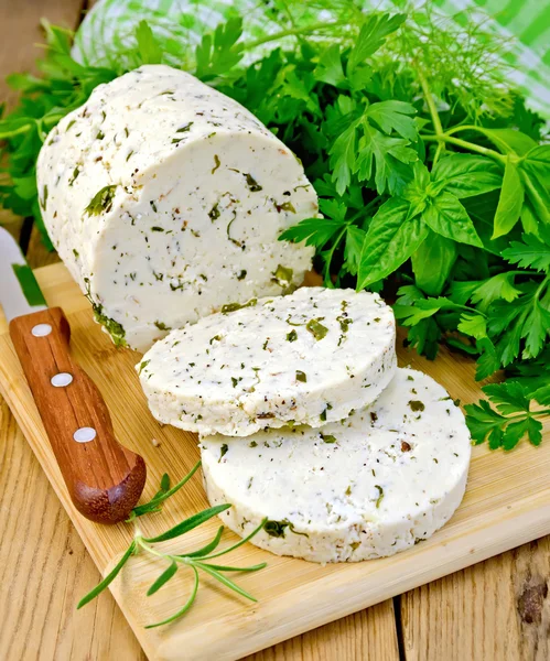 Kaas zelfgemaakte met specerijen en Servet aan boord — Stockfoto