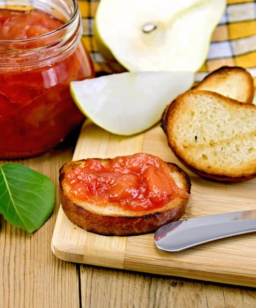 Pane con marmellata di pere e foglia a bordo — Foto Stock