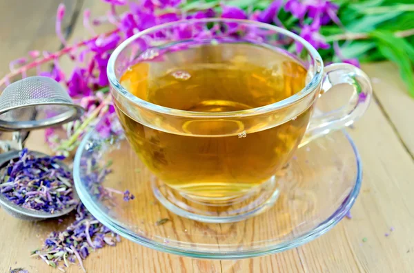 Tisana da fireweed in tazza con colino — Foto Stock