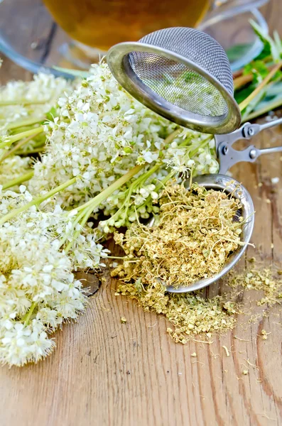 Té de hierbas de pradera con colador y taza — Foto de Stock