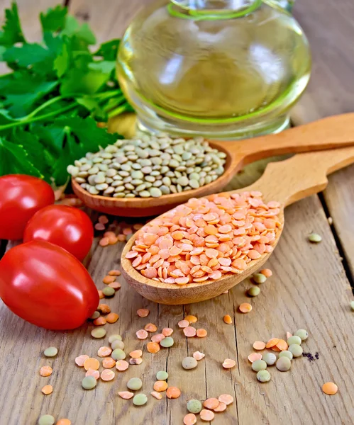 Lenticchie rosse e verdi con olio a bordo — Foto Stock