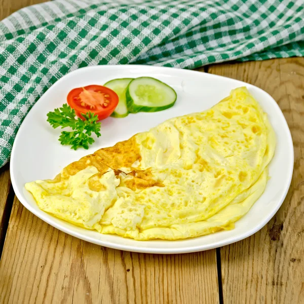 Tortilla con verduras y servilleta verde a bordo — Foto de Stock