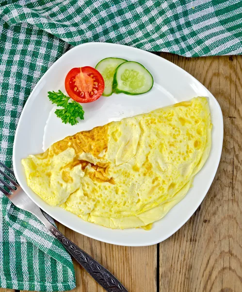 Omelet con tovagliolo verde a bordo — Foto Stock