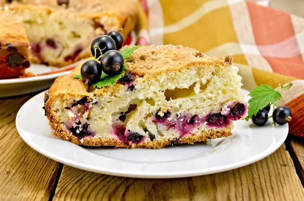 Pie with black currant on board with napkin — Stock Photo, Image