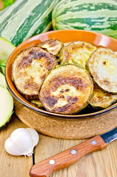 Courgettes frites avec un couteau à bord — Photo