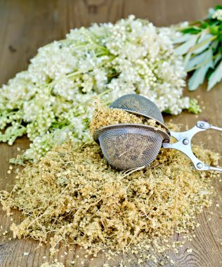 gemide süzgeç içinde meadowsweet bitki çayı