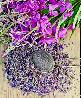 fireweed gemide süzgeç ile bitkisel çay