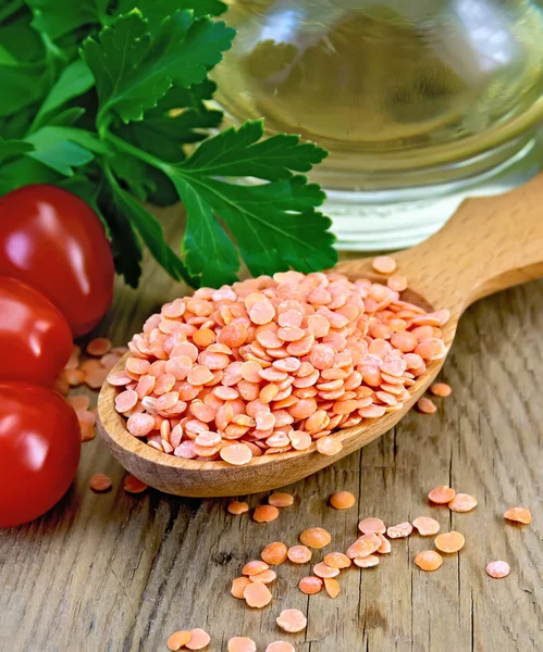 Lentilhas vermelhas com tomate no tabuleiro — Fotografia de Stock