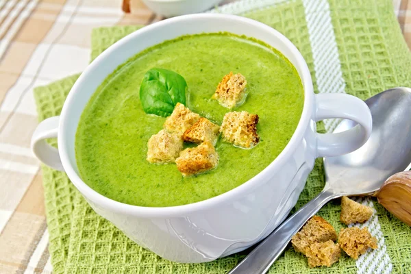 Soppa puré med krutonger och bladspenat på servett — Stockfoto