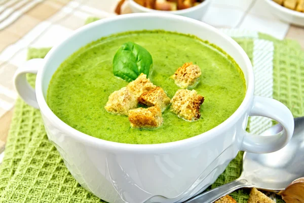Purê de sopa com espinafre e colher em um guardanapo — Fotografia de Stock