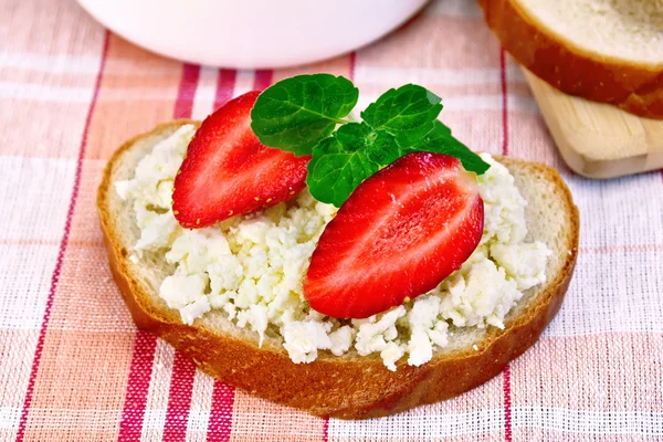 Bread with curd and strawberries on red napkin — Stock Photo, Image