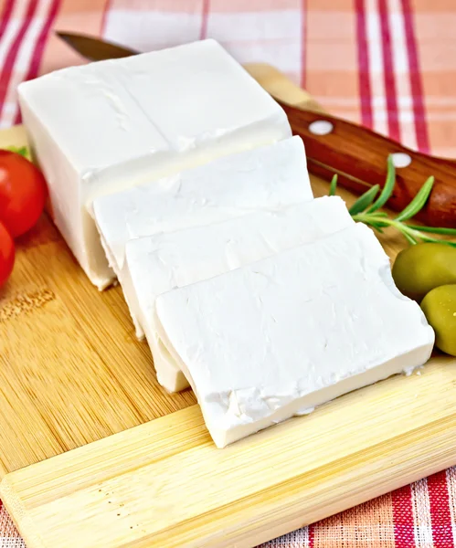 Zeytin ve domates kırmızı kumaş üzerinde beyaz peynir — Stok fotoğraf