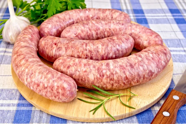 Carne de porco de linguiças em tecido azul — Fotografia de Stock