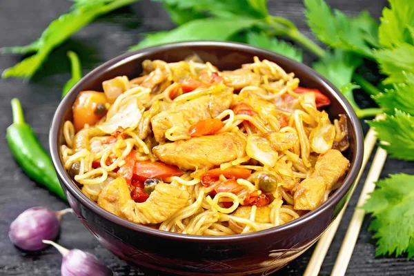 Noodles Cabbage Chicken Breast Sweet Red Peppers Onions Peas Seasoned — Stock Photo, Image