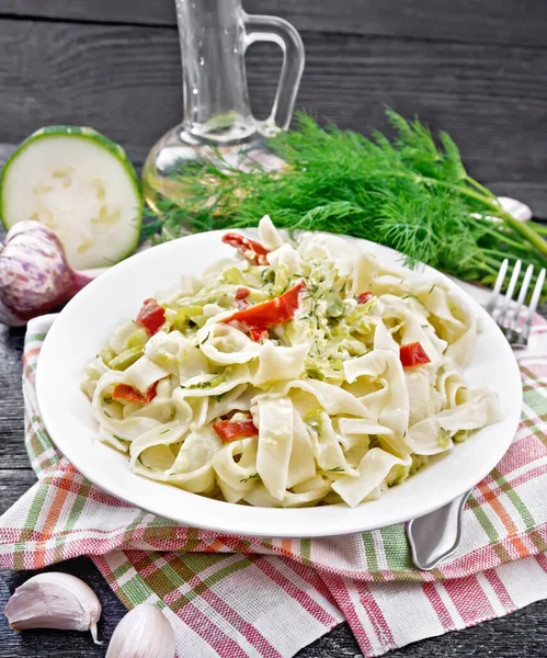 Fettuccine Pasta Mit Zucchini Und Scharfer Paprika Cremiger Sauce Weißem — Stockfoto