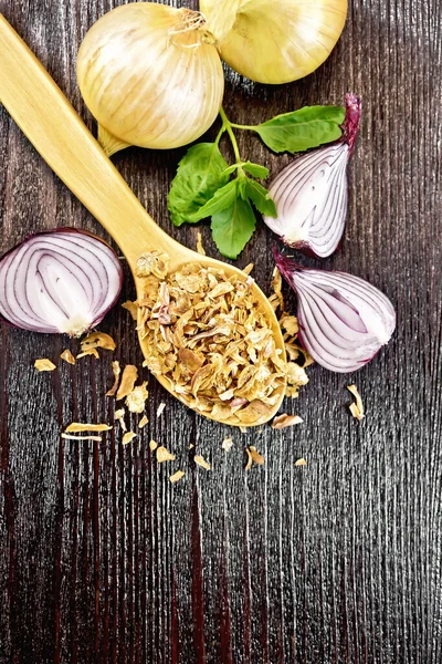 Dried Onion Flakes Spoon Purple Yellow Onions Basil Wooden Board — Stock Photo, Image