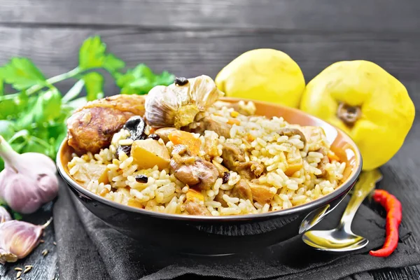 Pilaf Arroz Pato Membrillo Zanahorias Con Ajo Cebolla Ciruelas Pasas — Foto de Stock