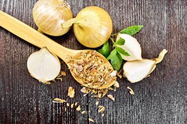 Kaşık içinde kurutulmuş soğan gevreği, sarı soğan, ahşap tahtada fesleğen...