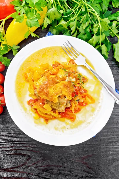Chicken Stewed Tomatoes Yellow Red Bell Peppers Cheese White Plate — Stock Photo, Image