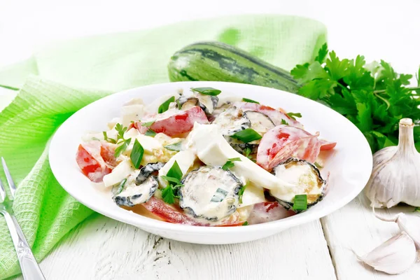 Salade Met Gebakken Courgette Gekookt Verse Tomaat Knoflook Gekleed Met — Stockfoto