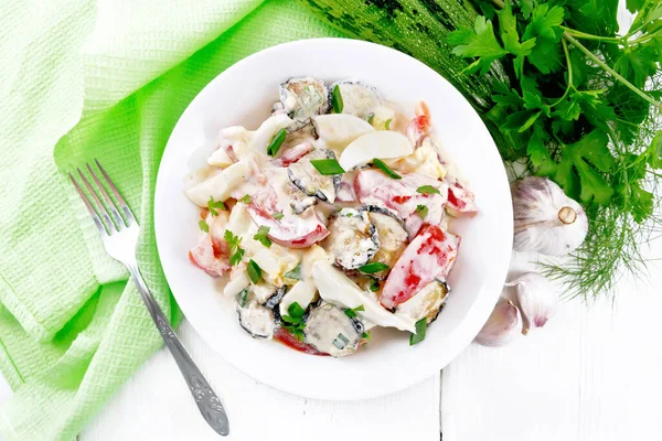 Sallad Med Stekt Zucchini Kokt Ägg Färsk Tomat Och Vitlök — Stockfoto