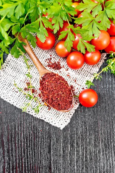 Gedroogde Tomatenvlokken Een Lepel Jute Verse Kleine Tomaten Peterselie Tijm — Stockfoto