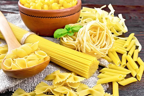 Kaşıkta Makarna Kasede Pipo Rigate Spagetti Tagliatelle Penne Farfalle Çuval — Stok fotoğraf