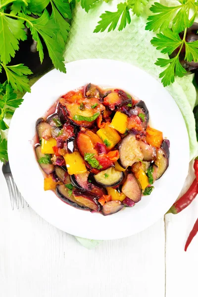 Melanzane Fritte Con Prugne Cipolle Peperoni Dolci Piatto Asciugamano Sullo — Foto Stock