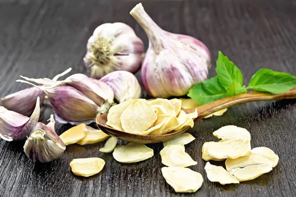 Dried Garlic Slices Spoon Table Fresh Garlic Basil Dark Wooden — Stock Photo, Image