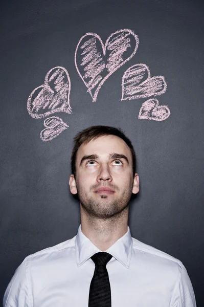 Man en krijt getrokken harten, blackboard muur — Stockfoto