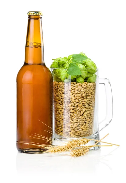 Braune Flasche Bier, Krug voll Gerste und Hopfen, Weizenähren — Stockfoto