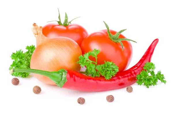 Świeża czerwona papryczka chili, dwie soczyste pomidory, pietruszka i ziele angielskie iso — Zdjęcie stockowe