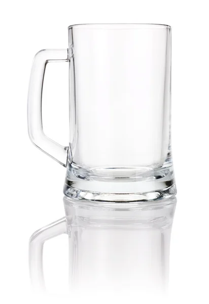 Caneca de cerveja vazia isolada no fundo branco — Fotografia de Stock