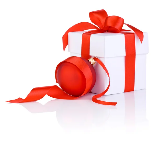 Vita lådor bundna med ett rött sidenband båge och christmas ball jag — Stockfoto