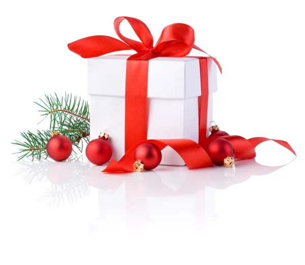 ホワイト ボックス、赤いリボン、ツリー ブランチとクリスマスのボールを分離 — ストック写真