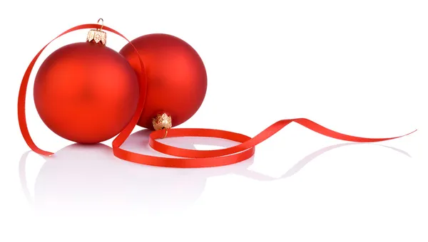 Due palline rosse di Natale e nastro isolate su sfondo bianco — Foto Stock