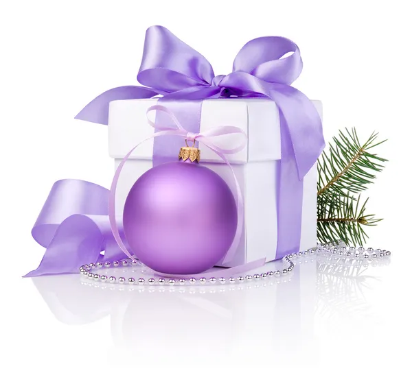 Χριστουγεννιάτικο δώρο με μοβ μπάλα, κλαδί δέντρου και κορδέλα τόξο isol — Φωτογραφία Αρχείου