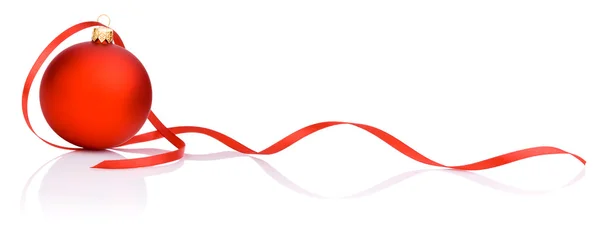 Una bola roja de Navidad y cinta aislada sobre fondo blanco —  Fotos de Stock