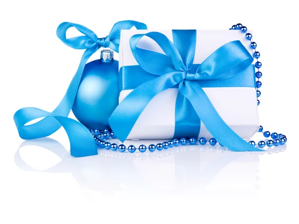 Χριστουγεννιάτικο δώρο με την μπλε μπάλα, κορδέλα τόξο και χάντρες που απομονώνονται σε — Φωτογραφία Αρχείου
