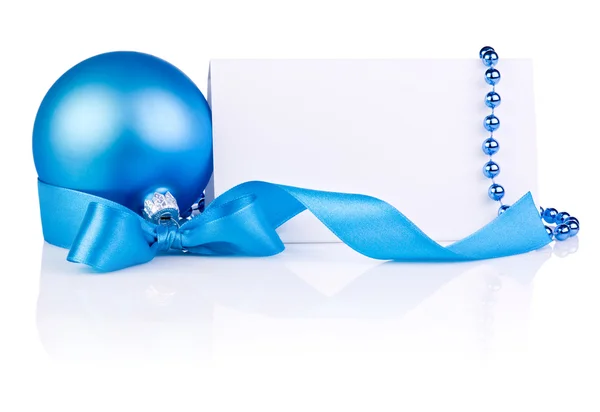 Tarjeta de Navidad con bola azul, lazo de cinta y perlas aisladas en —  Fotos de Stock