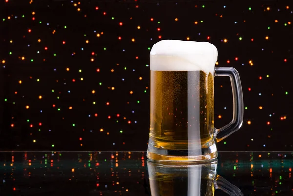 Taza de cerveza fresca con tapa de espuma sobre fondo claro de color — Foto de Stock