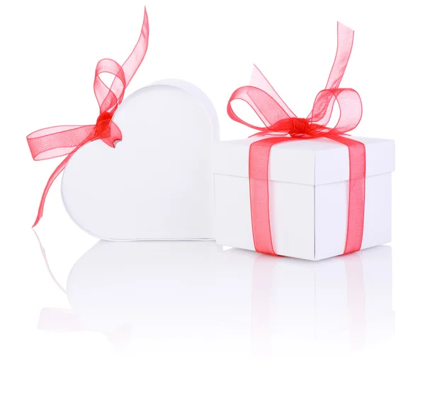 Valentýn dárek v bílé krabici a srdce červenou stužku izolované o — Stock fotografie