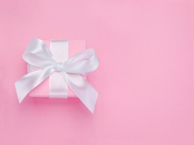 pembe Sevgililer günü hediye kutusu beyaz saten kurdele yay bağlı