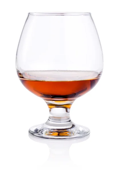 Kieliszek lub brandy na białym tle — Zdjęcie stockowe