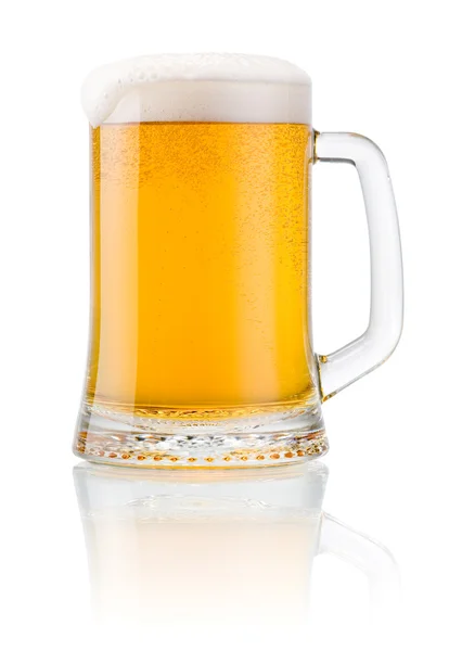 Caneca de cerveja fresca com tampa de espuma isolada sobre fundo branco — Fotografia de Stock