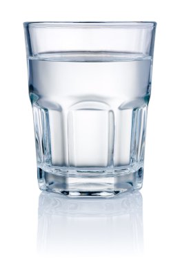 Beyaz arkaplanda izole edilmiş bir bardak su.